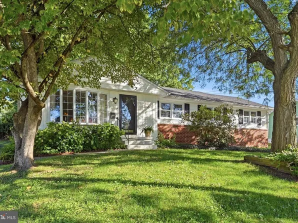 3625 N Clearwater Ln, Brookhaven, PA 19015