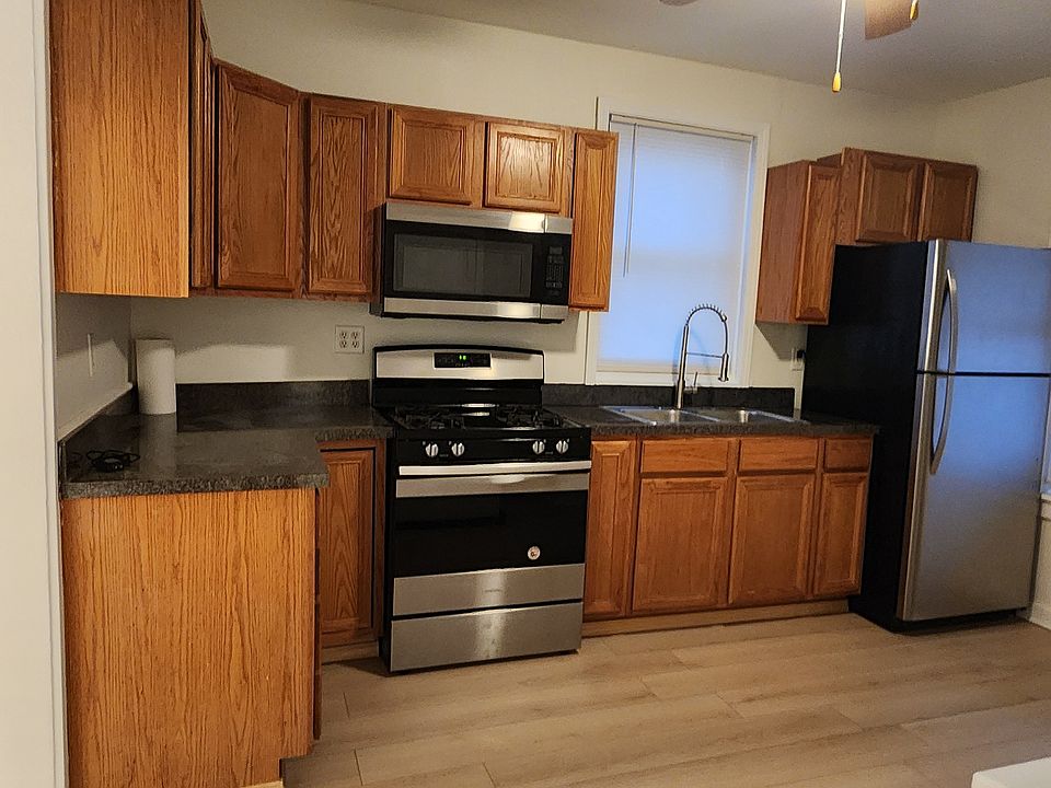 1st image of 2525 W Lyndale St #1F