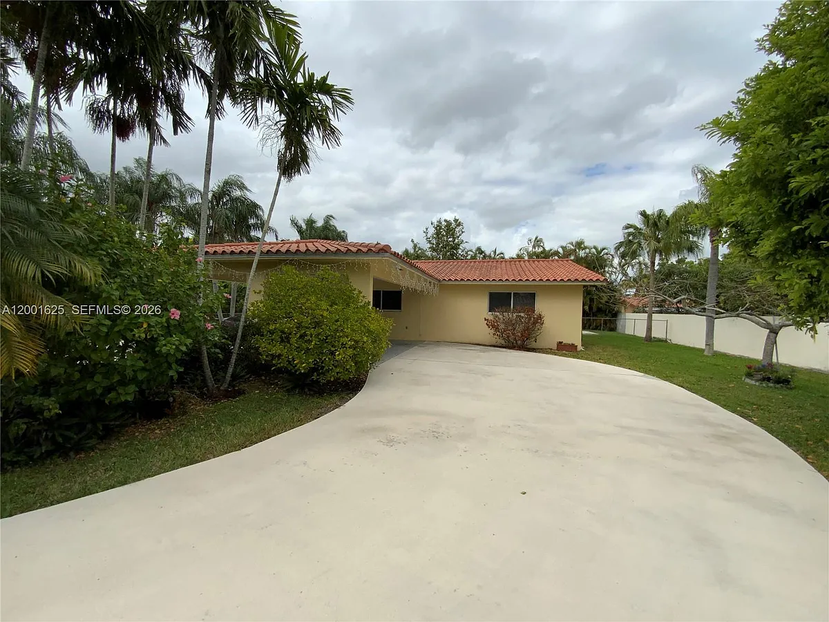 Building Photo - 8445 SW 4th St #2
