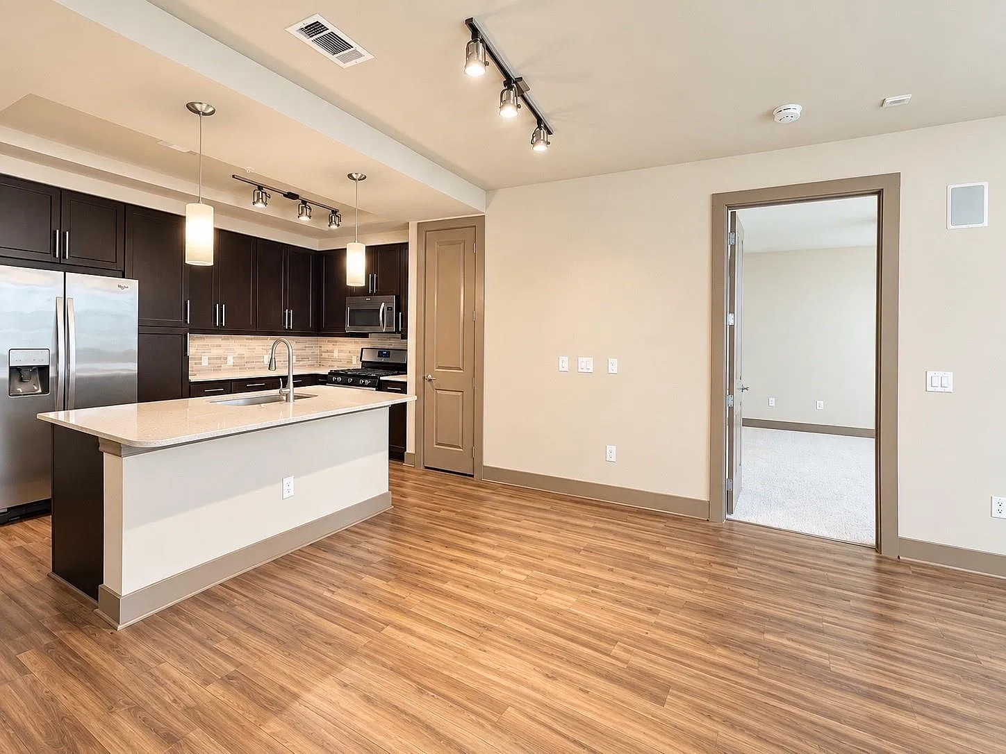 2 bed, 2.0 bath, 1330 sqft, $2,289 — Photo 2