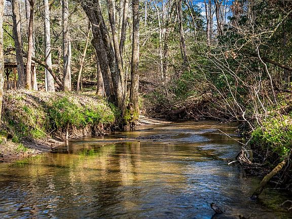 3rd image of 127 Twin Creeks Rd