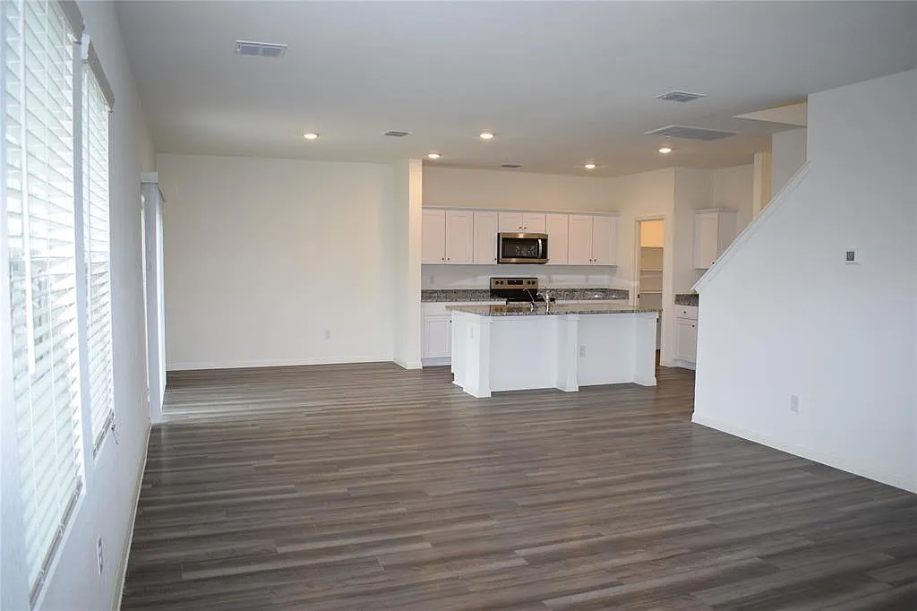4 bed, 2.5 bath, 2338 sqft, $2,150 — Photo 4