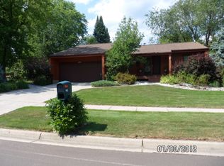 1162 Cliffdale Dr, Haslett, MI 48840