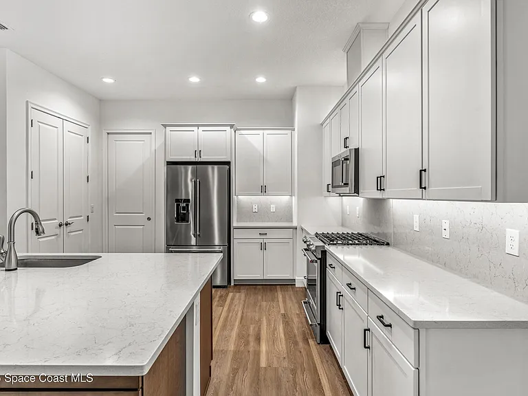 35 Loch Ness Dr — Photo 13