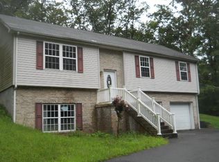 4 Summerset Dr, Mount Hope, WV 25880