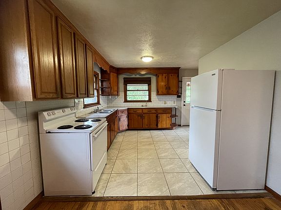 2nd image of 122 Merry Acres Dr