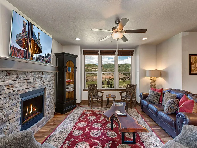 1052 W Abigail Dr — Photo 6
