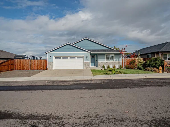 712 Nottingham Ter, Eagle Point, OR 97524