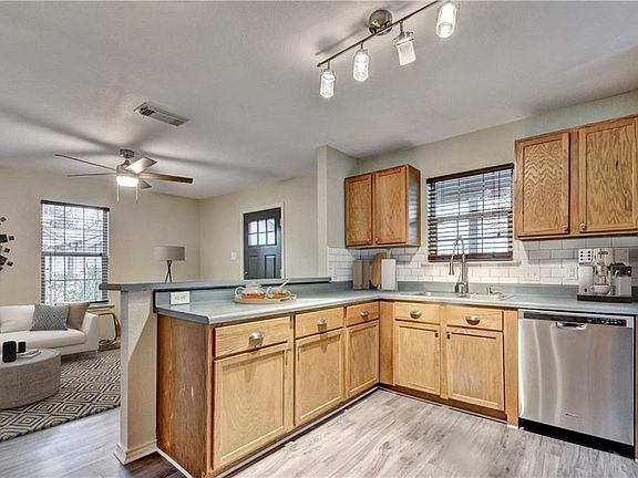 4th image of 205 W M L King Jr Blvd