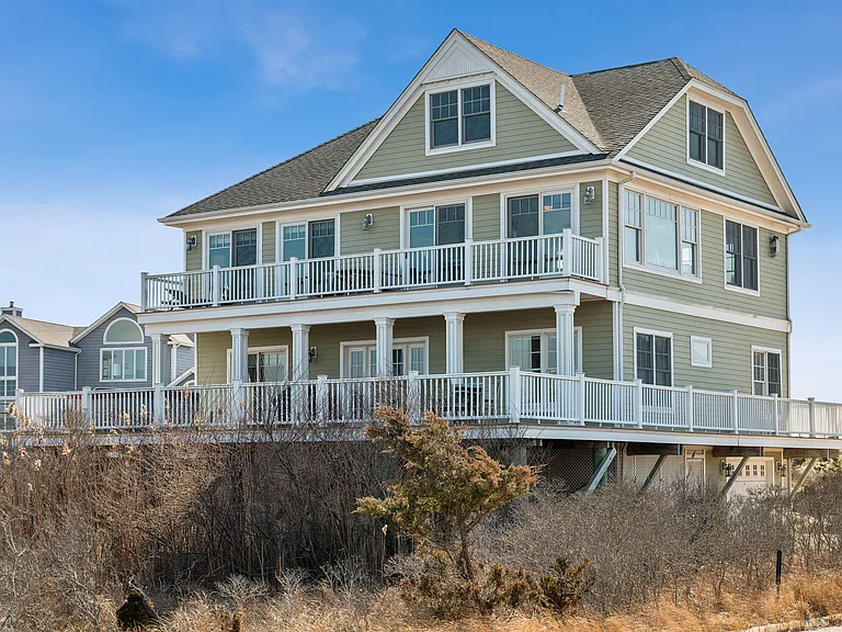 902 Dune Rd — Photo 1
