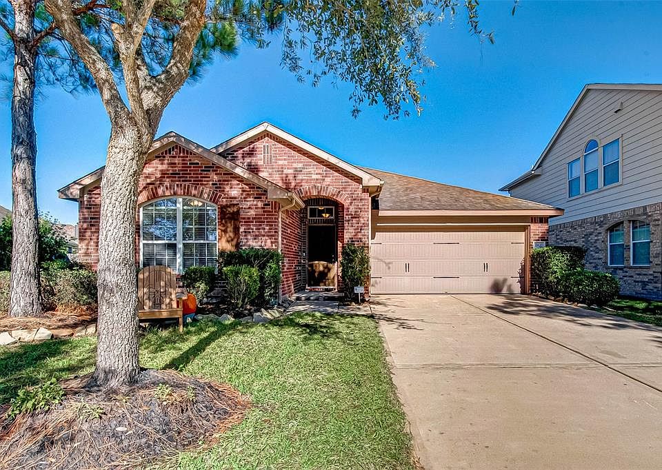 Welcome to your new home. This 1 story brick exterior will please most buyers.