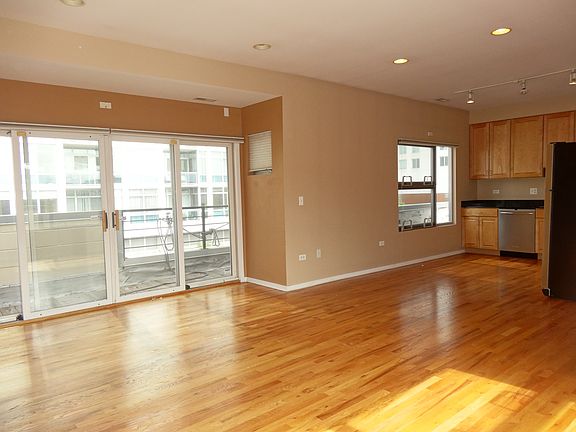 3rd image of 1808 S Michigan Ave APT 38