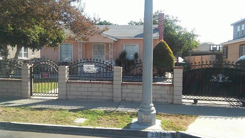 2nd image of 2035 S Van Ness Ave