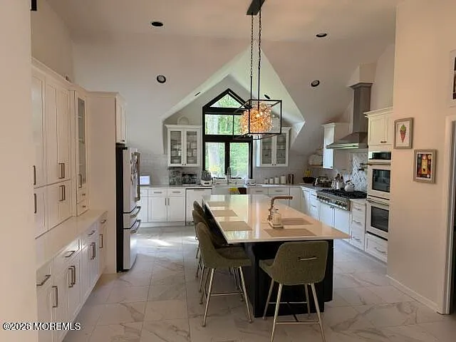 4 bed, 3.5 bath, 4241 sqft, $8,000 — Photo 2