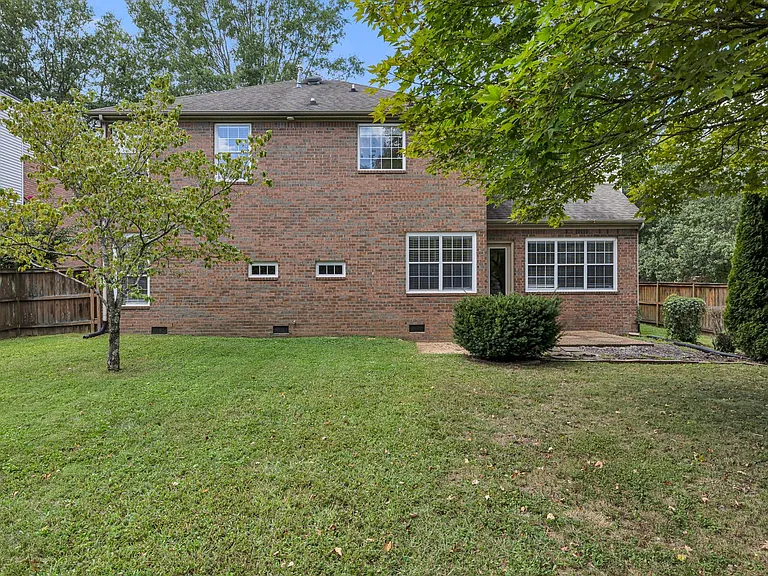 128 Clarendon Cir — Photo 43