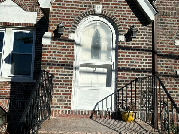 9515 239th St, Floral Park, NY 11001