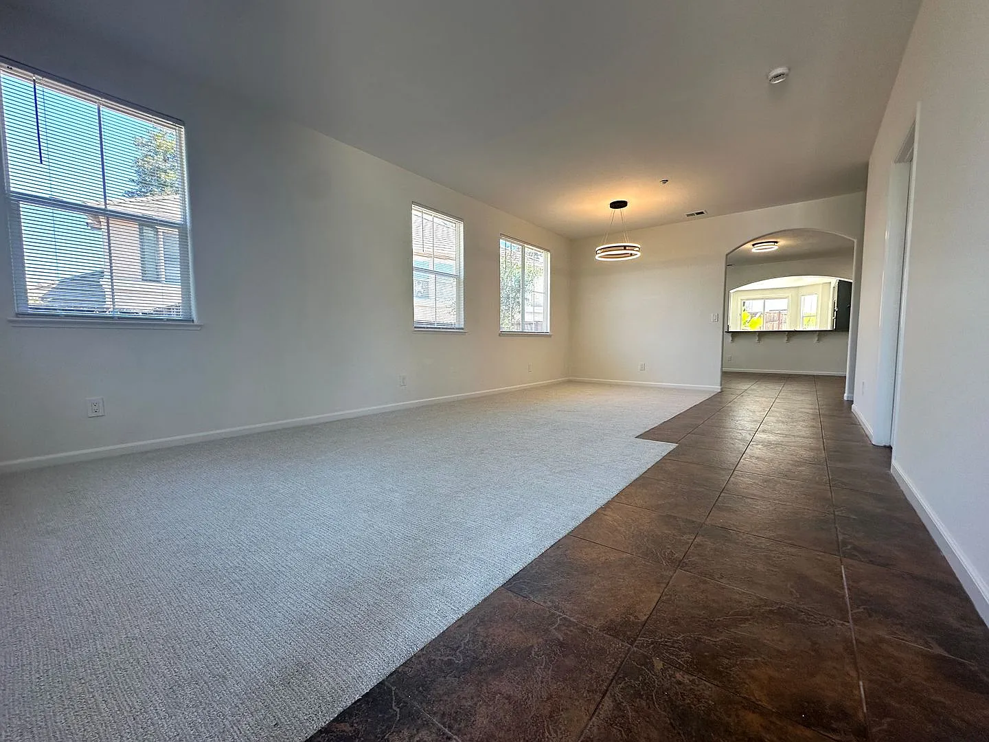 Gorgeous 4 Bed 2 Bath single story in Deer Ridge! — Photo 2