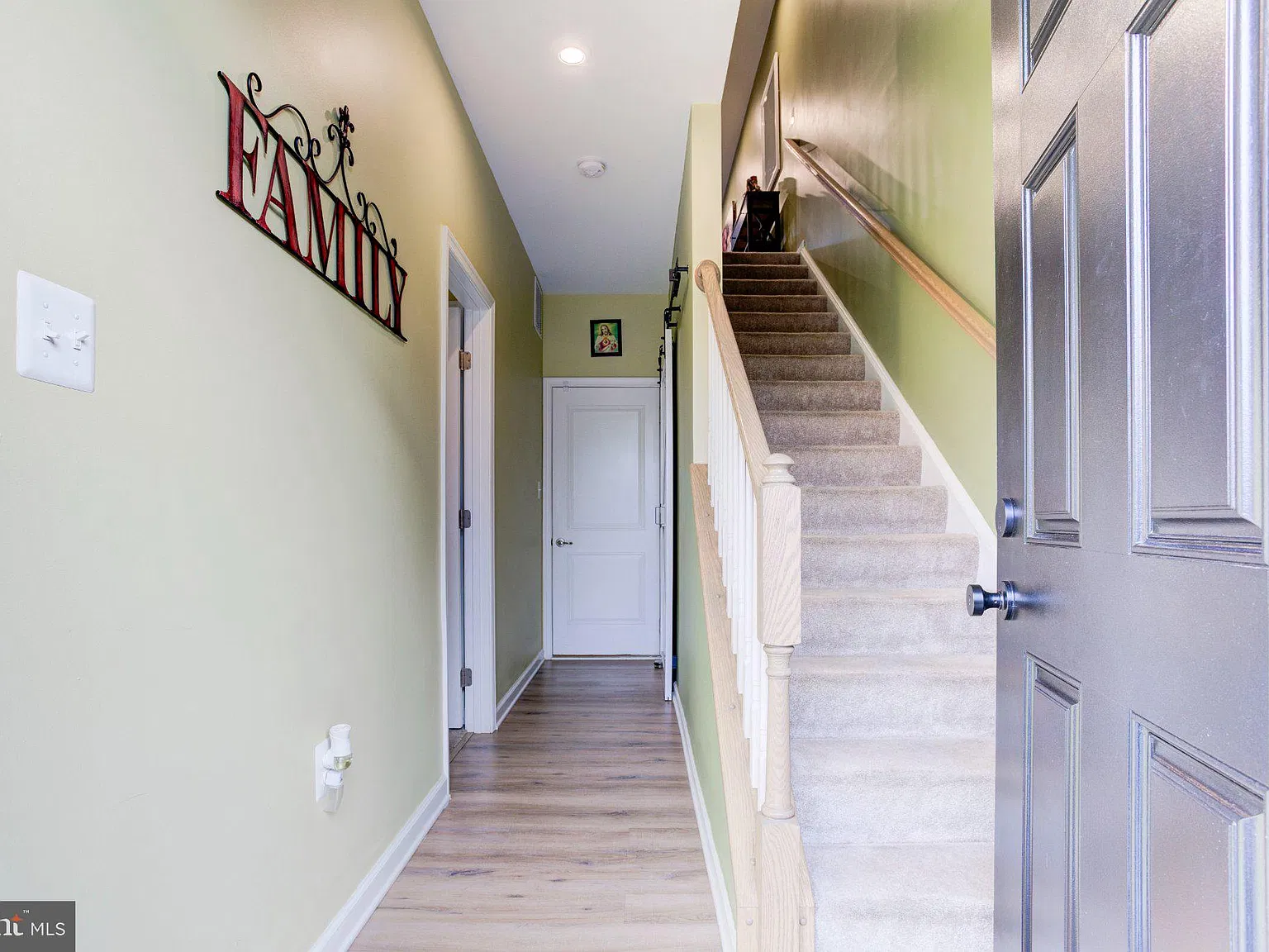 3 bed, 3.0 bath, 1570 sqft, $2,500 — Photo 3