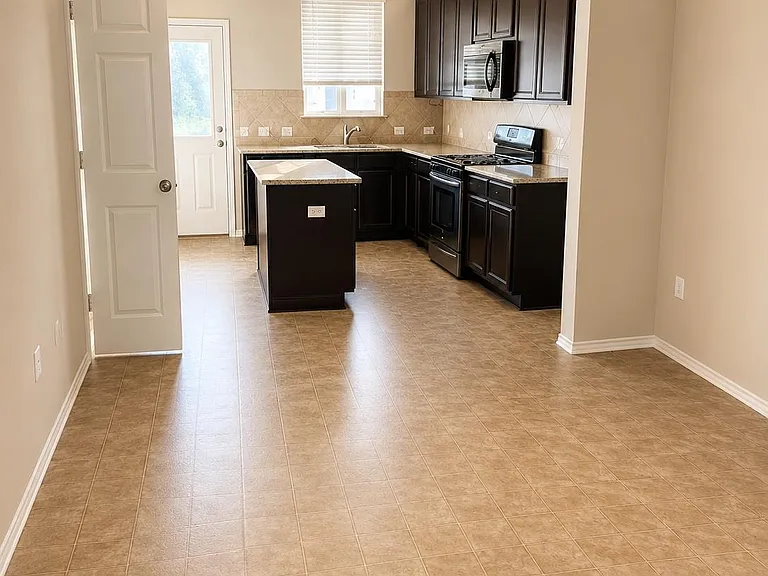 352 Martha Dr — Photo 5