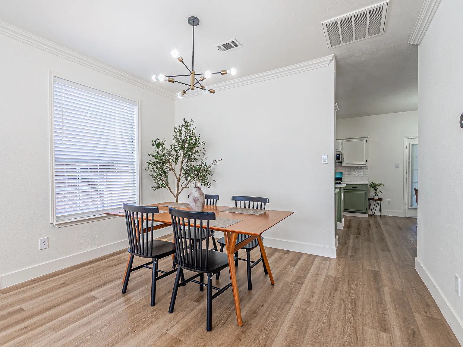 4 bed, 2276 sqft, $4,500 — Photo 3
