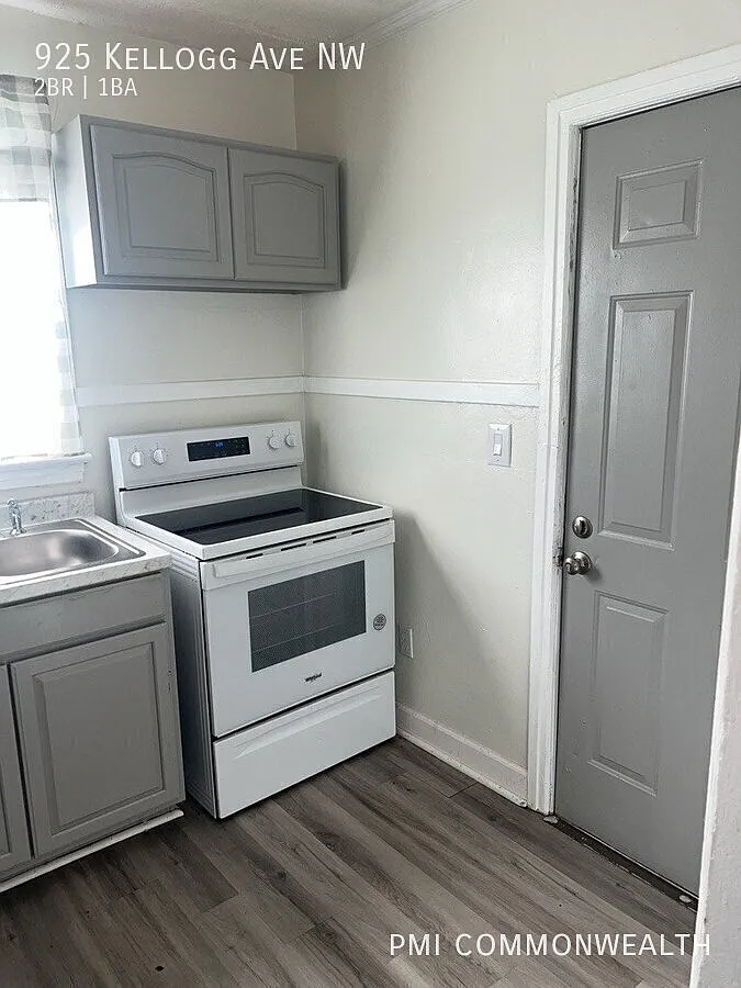 2 Bed / 1 Bath Single Family (Available 9/10/26) — Photo 2