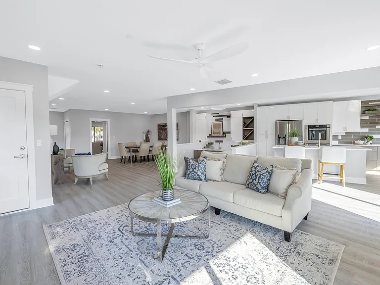 12404 Capri Cir N — Photo 32