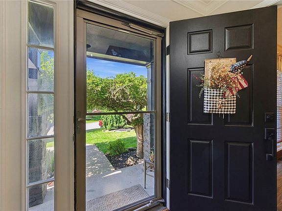 5th image of 345 Glencove Dr