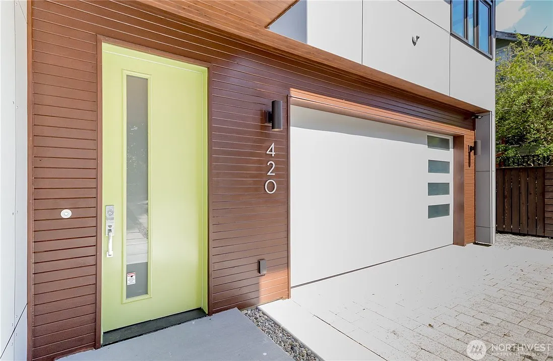 Building Photo - 420 6th Ave S