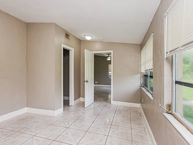 1119 Clayton Ave — Photo 8
