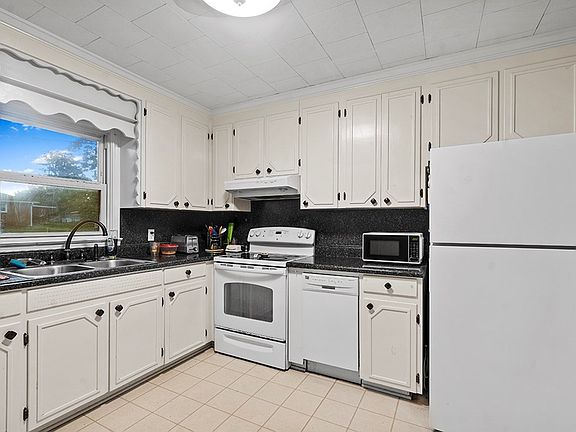 2nd image of 119 Thompson Dr