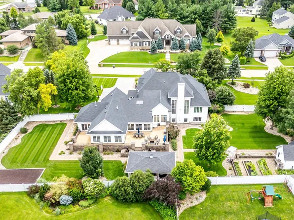 1944 Kitty Hawk Dr, Waterloo, IA 50701