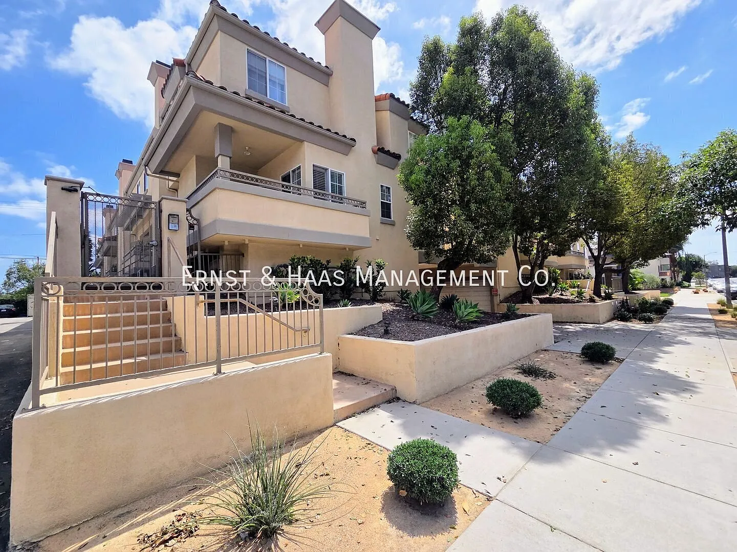 Luxury Tri-Level Townhome in Prime Bixby Knolls 3BR, 2.5BA with 2-Car Garage! Do you like this pe... — Photo 1