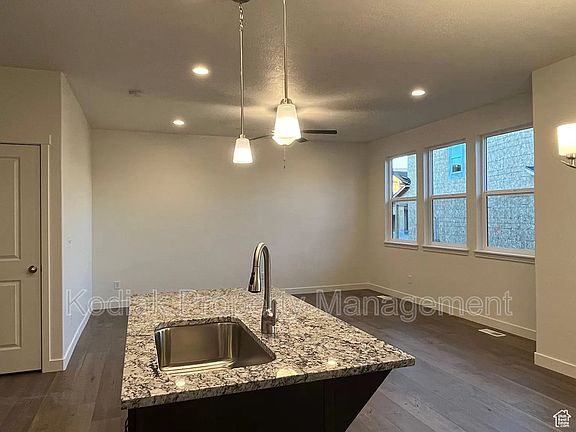 4th image of 754 N Hilltop Dr