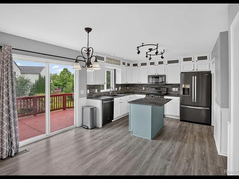 5001 Meadow Crest Cir — Photo 12