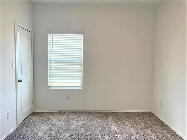 1424 Linwood St — Photo 16