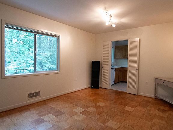 3rd image of 10631 Weymouth St APT 202