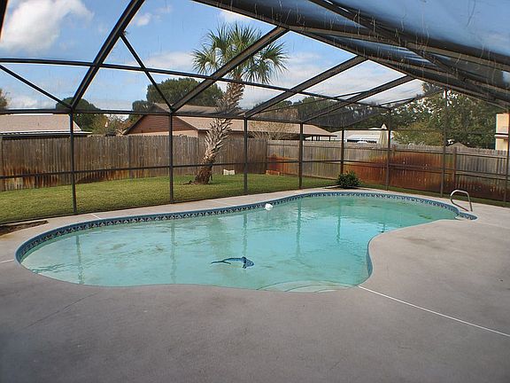 4th image of 1758 Castle Dr