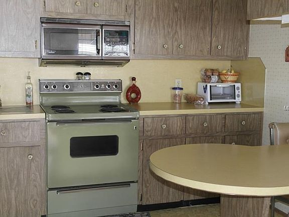 3rd image of 21 Woodland Cir