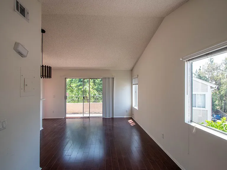 15520 Foothill Blvd — Photo 7
