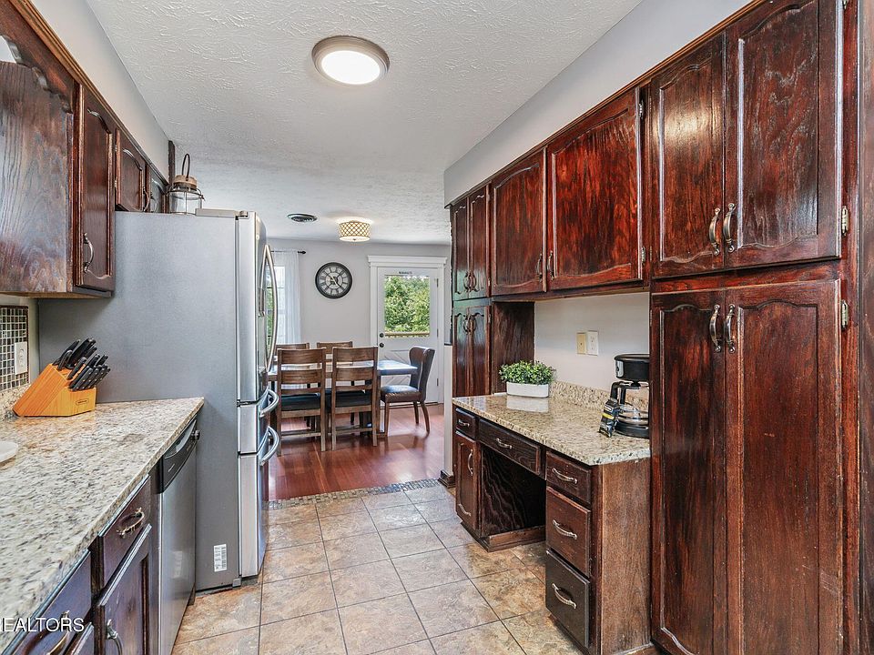 16th image of 343 Jersey Dr