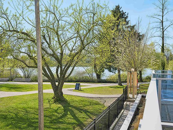 4th image of 33160 Plaxton Cres #6
