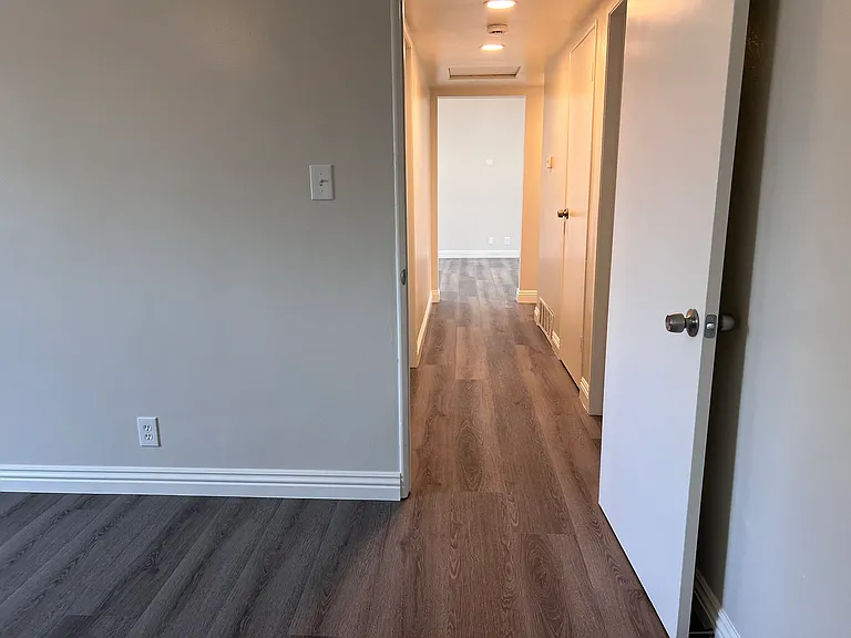 915 E Wingate St — Photo 17