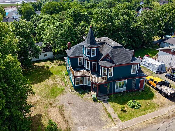 2nd image of 122 Queen St