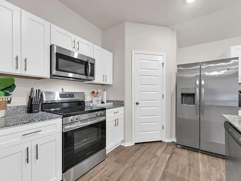 5528 Steamboat Ave — Photo 2