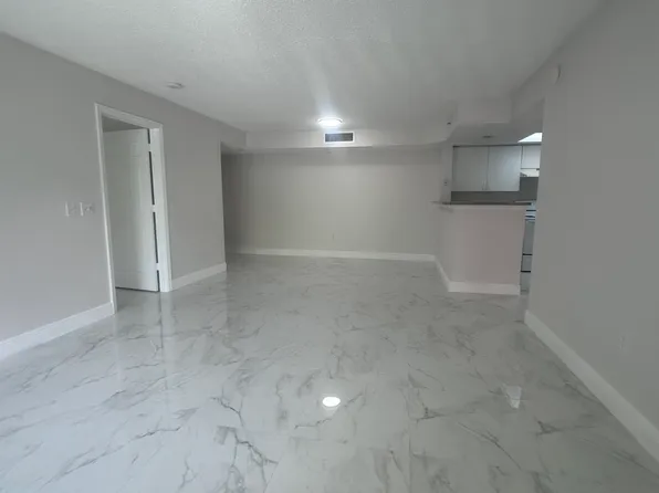 5011 Wiles Rd, Pompano Beach, FL