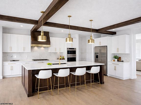 3rd image of 102 Iris Ln