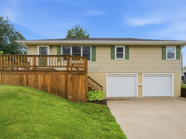 101 Country Club Dr, Vinton, IA 52349