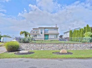 9 Roneck Ct, Shirley, NY 11967