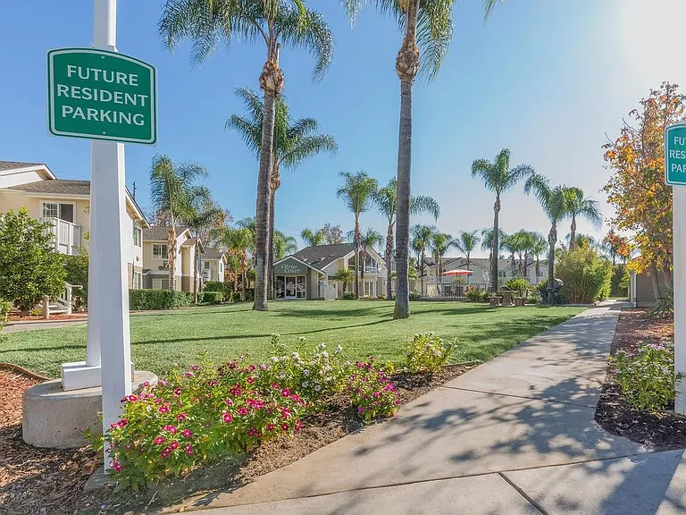 Citrus Court Apartments — Photo 29