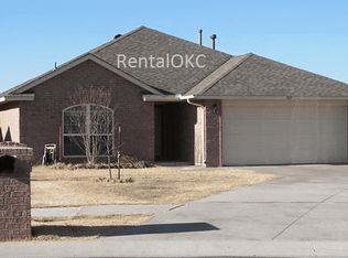 317 SW 43rd St, Moore, OK 73160